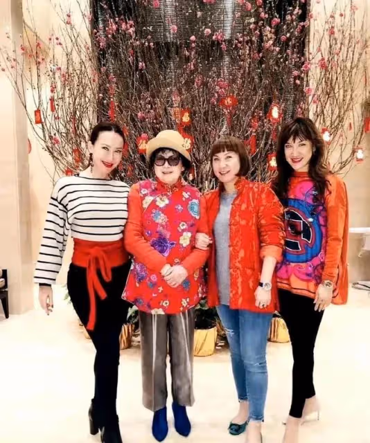 李玟頭七有新情況,大姐二姐現身殯儀館,打扮很隨意神情卻很悲傷