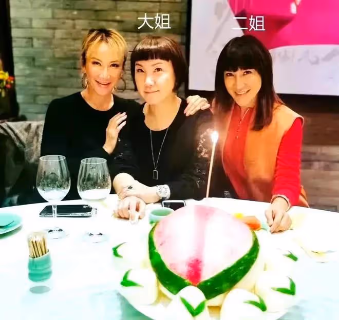 李玟頭七有新情況,大姐二姐現身殯儀館,打扮很隨意神情卻很悲傷