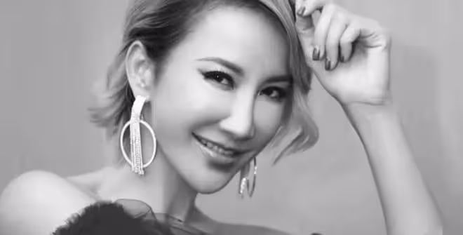 李玟頭七有新情況,大姐二姐現身殯儀館,打扮很隨意神情卻很悲傷
