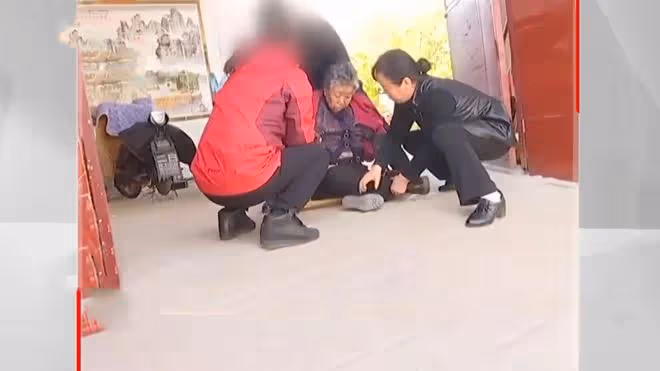 84歲婆婆,被兒子兒媳拒之門外2年,小姑子打抱不平卻遭鄰居怒斥