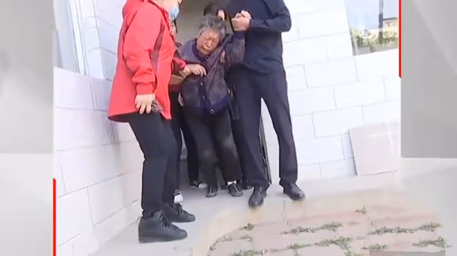 84歲婆婆,被兒子兒媳拒之門外2年,小姑子打抱不平卻遭鄰居怒斥