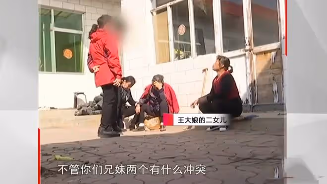 84歲婆婆,被兒子兒媳拒之門外2年,小姑子打抱不平卻遭鄰居怒斥