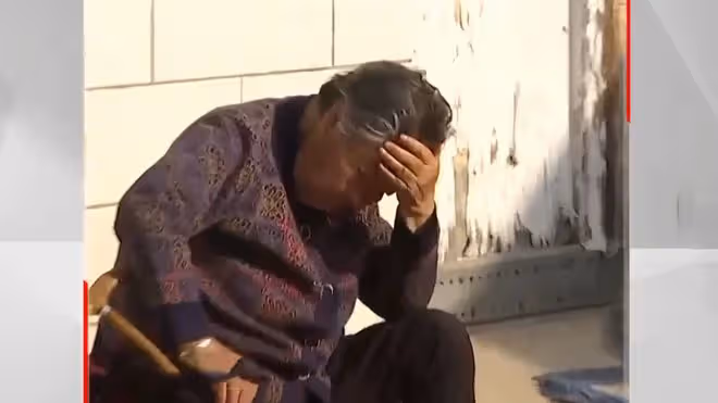84歲婆婆,被兒子兒媳拒之門外2年,小姑子打抱不平卻遭鄰居怒斥