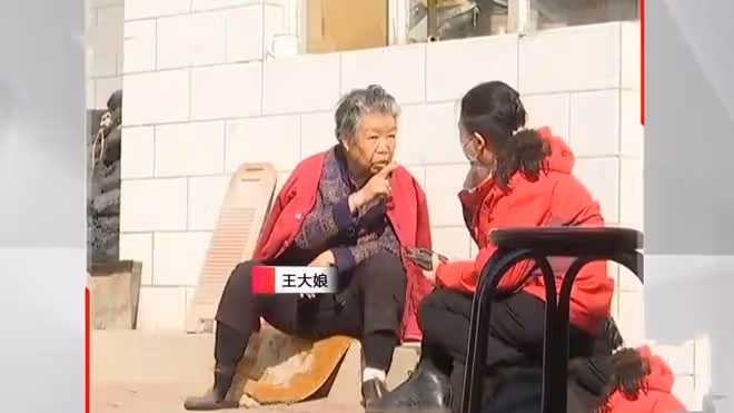 84歲婆婆,被兒子兒媳拒之門外2年,小姑子打抱不平卻遭鄰居怒斥