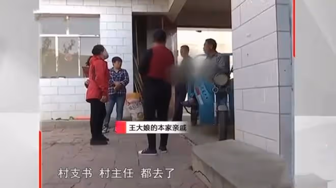 84歲婆婆,被兒子兒媳拒之門外2年,小姑子打抱不平卻遭鄰居怒斥