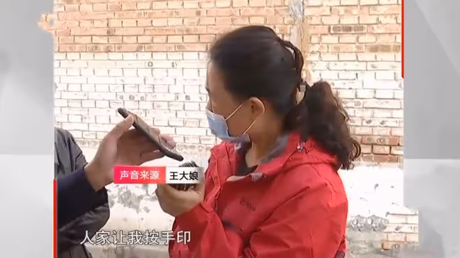 84歲婆婆,被兒子兒媳拒之門外2年,小姑子打抱不平卻遭鄰居怒斥