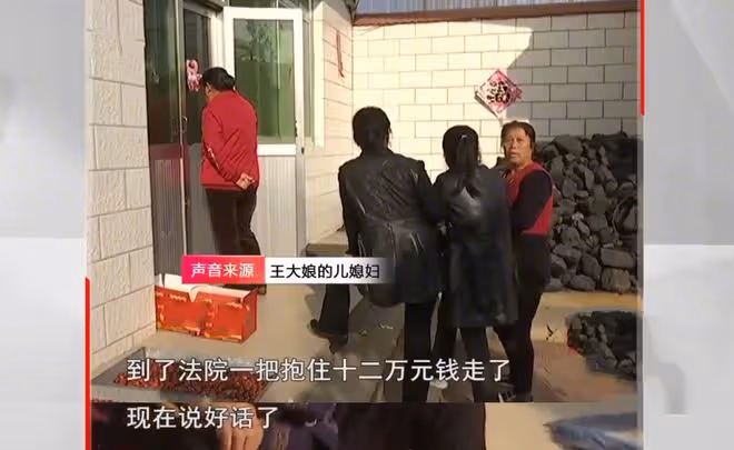 84歲婆婆,被兒子兒媳拒之門外2年,小姑子打抱不平卻遭鄰居怒斥