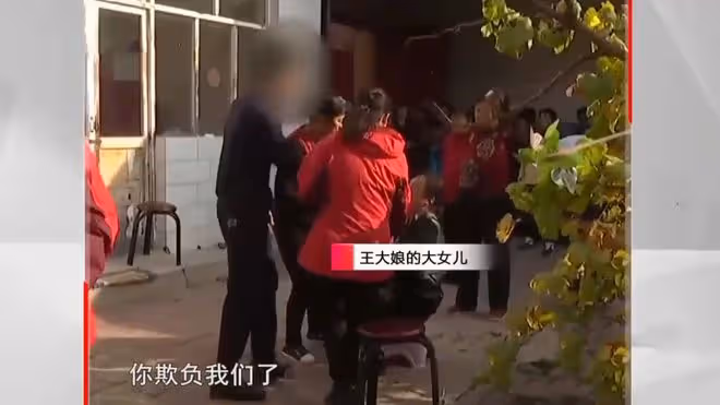 84歲婆婆,被兒子兒媳拒之門外2年,小姑子打抱不平卻遭鄰居怒斥