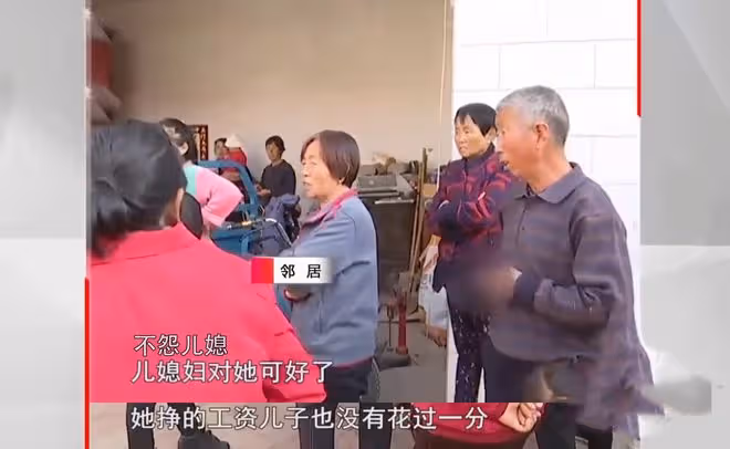 84歲婆婆,被兒子兒媳拒之門外2年,小姑子打抱不平卻遭鄰居怒斥