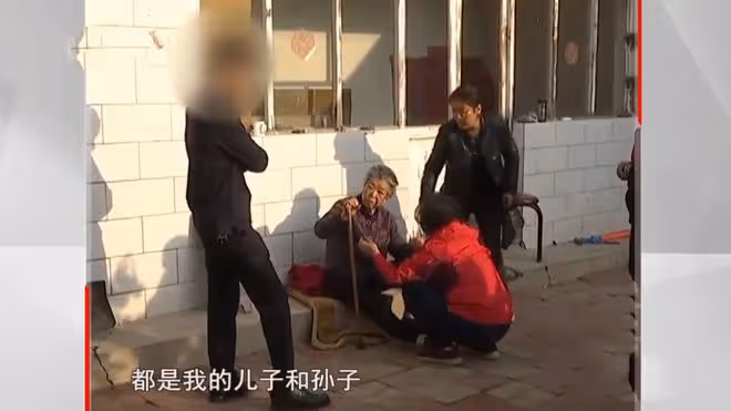 84歲婆婆,被兒子兒媳拒之門外2年,小姑子打抱不平卻遭鄰居怒斥