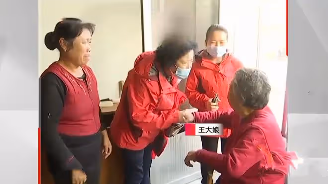84歲婆婆,被兒子兒媳拒之門外2年,小姑子打抱不平卻遭鄰居怒斥