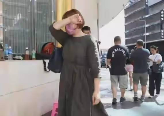 李玟頭七有新情況,大姐二姐現身殯儀館,打扮鮮艷引熱議