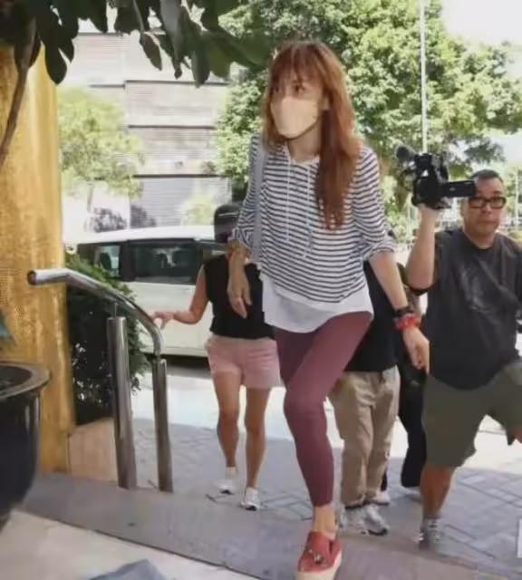 李玟頭七有新情況,大姐二姐現身殯儀館,打扮鮮艷引熱議