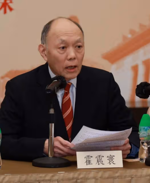 霍英東家族聚會照曝光!霍啟剛坐第一排盡顯地位,弟弟堂妹氣質好