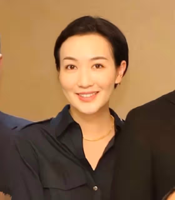 霍英東家族聚會照曝光!霍啟剛坐第一排盡顯地位,弟弟堂妹氣質好