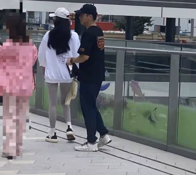 鄭愷喜得三胎再添實錘！苗苗已入住月子中心，獲女兒看望穿著厚實