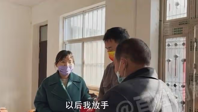 公公半夜給兒媳發信息，兒媳苦不堪言：還回去過，我是有多不要臉