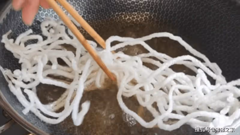粉條這樣做太好吃了，不粘鍋不起坨，爽滑勁道，吃著特別香超下飯~