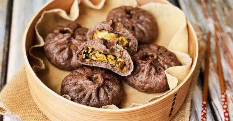 特色美食海參素菜包子，口感豐富美味，比白皮包子吃起來更健康~