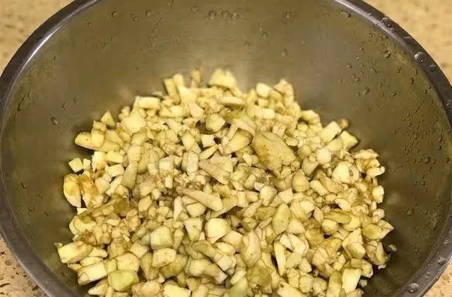 特色美食海參素菜包子,口感豐富美味,比白皮包子吃起來更健康~