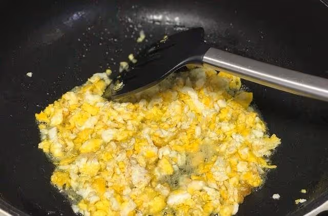 特色美食海參素菜包子,口感豐富美味,比白皮包子吃起來更健康~