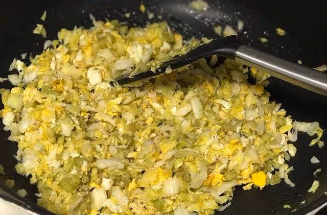 特色美食海參素菜包子,口感豐富美味,比白皮包子吃起來更健康~