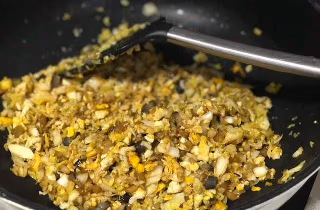 特色美食海參素菜包子,口感豐富美味,比白皮包子吃起來更健康~