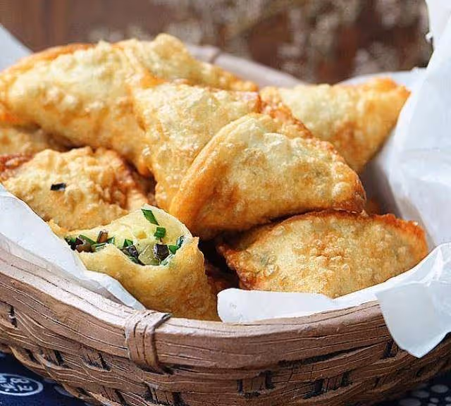 特色小吃炸菜角，皮酥餡鮮味道香~