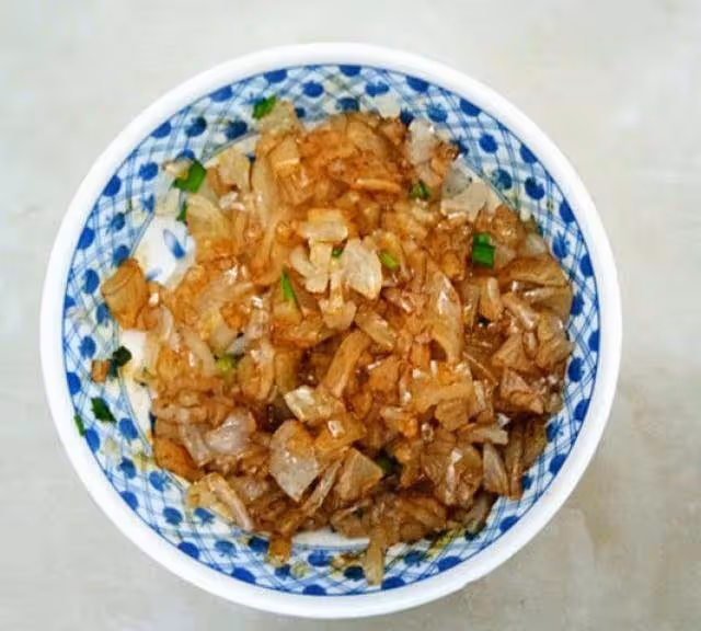 特色小吃炸菜角，皮酥餡鮮味道香~
