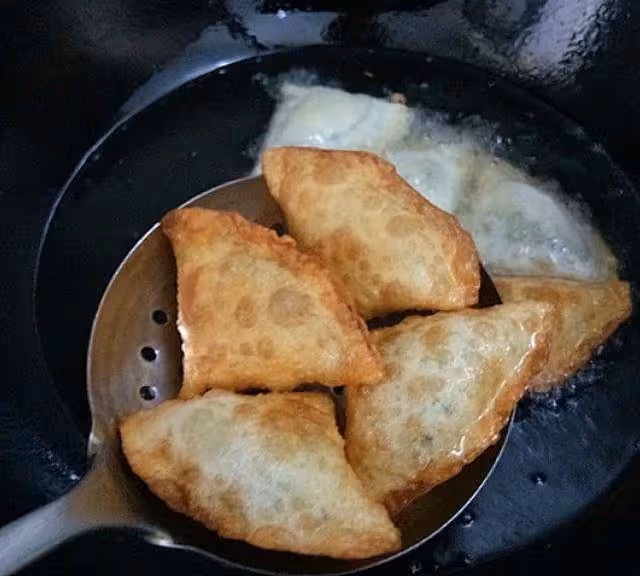 特色小吃炸菜角,皮酥餡鮮味道香~