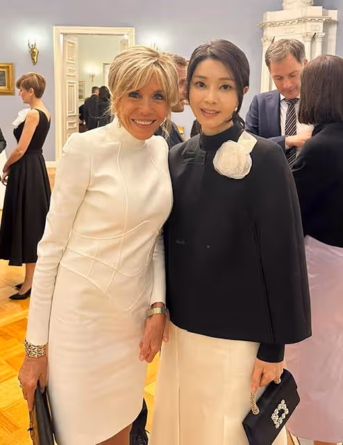 立陶宛北約峰會晚宴!韓國夫人穿小斗篷真美,布麗吉特穿白裙超嫩