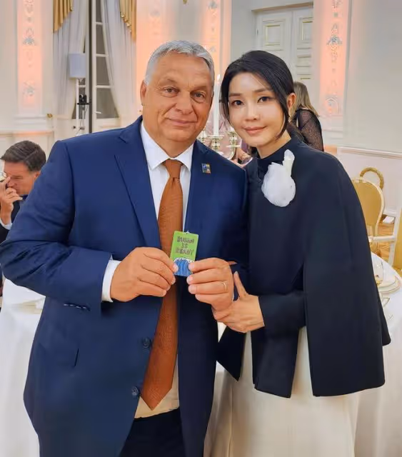立陶宛北約峰會晚宴!韓國夫人穿小斗篷真美,布麗吉特穿白裙超嫩
