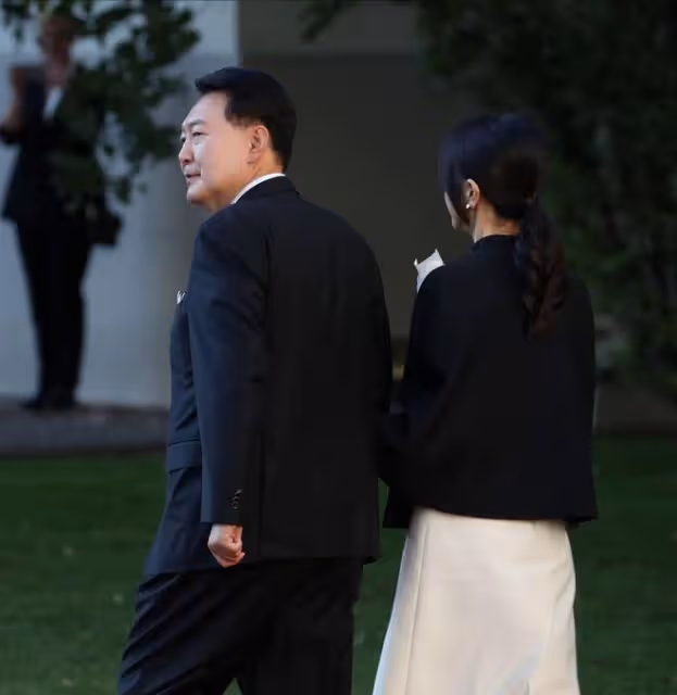 立陶宛北約峰會晚宴!韓國夫人穿小斗篷真美,布麗吉特穿白裙超嫩