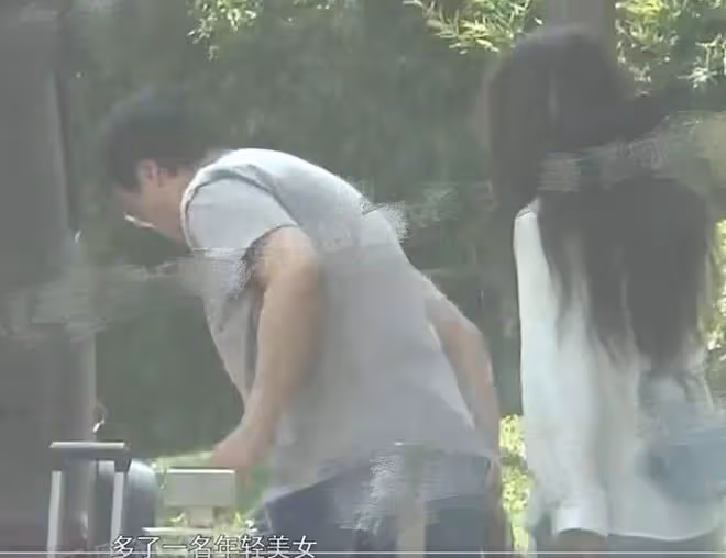 楊采鈺成過去式?劉亦菲乾爹駕豪車帶美女買項鍊,摟抱耳語好親昵