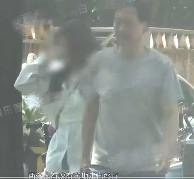 楊采鈺成過去式?劉亦菲乾爹駕豪車帶美女買項鍊,摟抱耳語好親昵