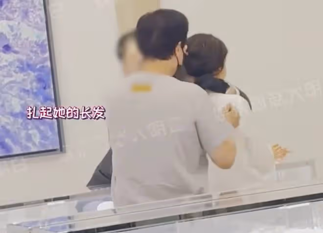 楊采鈺成過去式?劉亦菲乾爹駕豪車帶美女買項鍊,摟抱耳語好親昵
