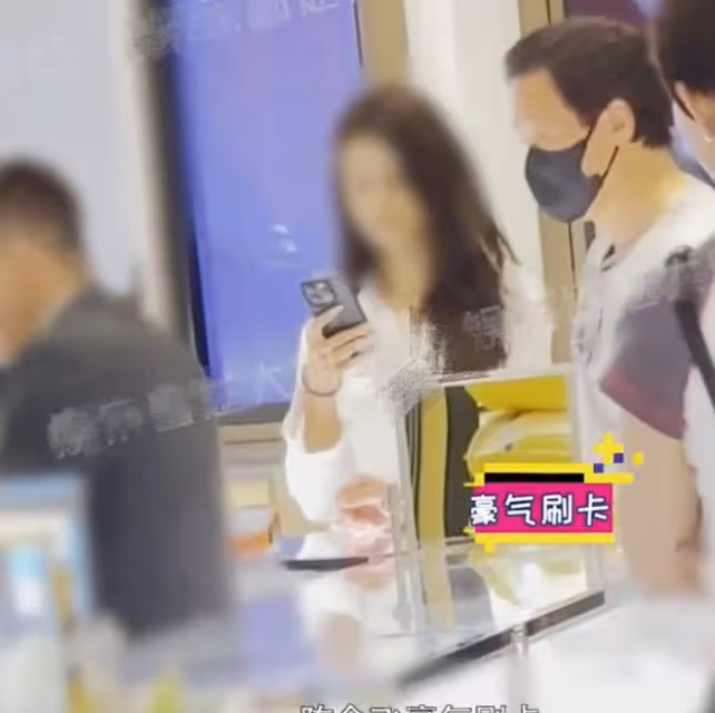 楊采鈺成過去式?劉亦菲乾爹駕豪車帶美女買項鍊,摟抱耳語好親昵
