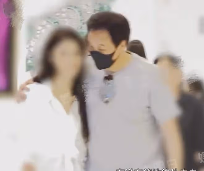 楊采鈺成過去式?劉亦菲乾爹駕豪車帶美女買項鍊,摟抱耳語好親昵