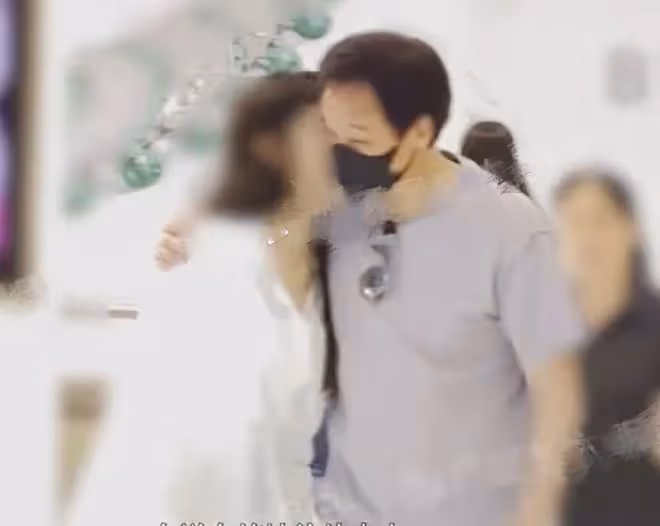 楊采鈺成過去式?劉亦菲乾爹駕豪車帶美女買項鍊,摟抱耳語好親昵