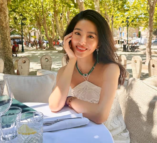 楊采鈺成過去式?劉亦菲乾爹駕豪車帶美女買項鍊,摟抱耳語好親昵