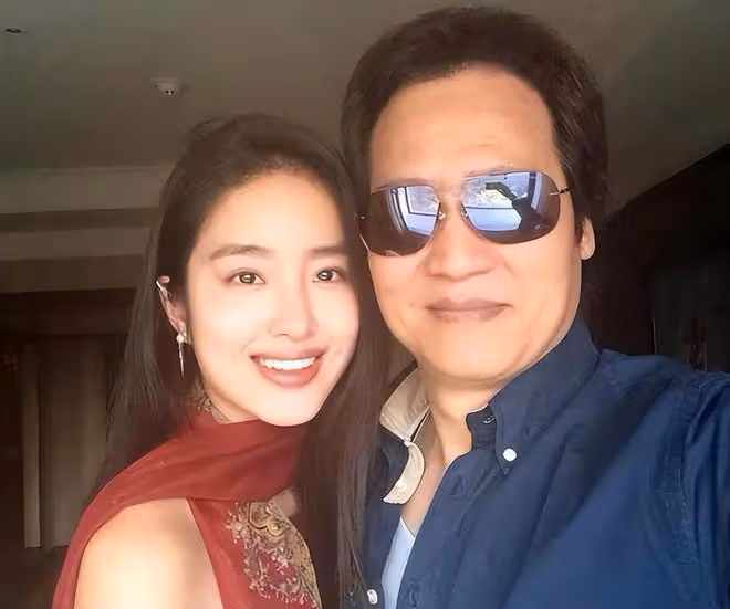 楊采鈺成過去式?劉亦菲乾爹駕豪車帶美女買項鍊,摟抱耳語好親昵