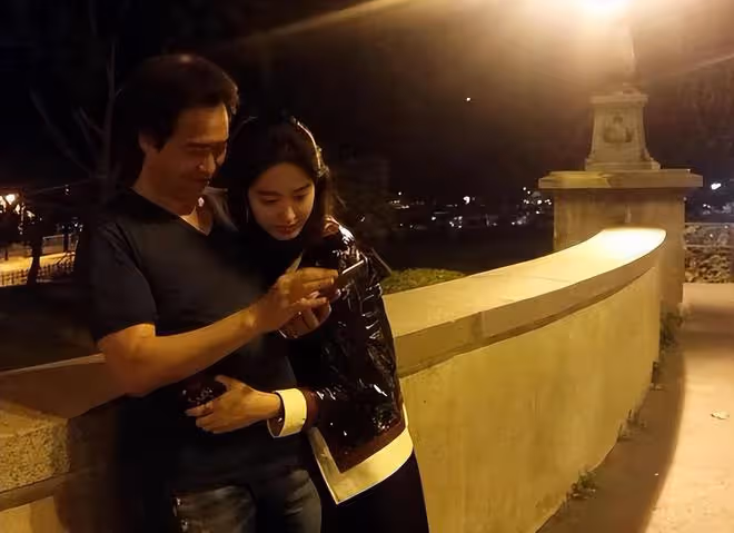 楊采鈺成過去式?劉亦菲乾爹駕豪車帶美女買項鍊,摟抱耳語好親昵
