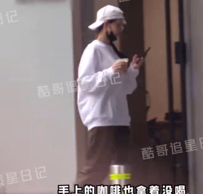 三胎實錘?鄭愷老婆被拍現身月子中心,38度高溫穿長衣長褲不怕熱