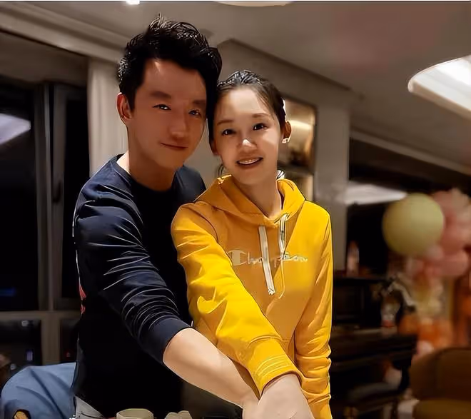 三胎實錘?鄭愷老婆被拍現身月子中心,38度高溫穿長衣長褲不怕熱