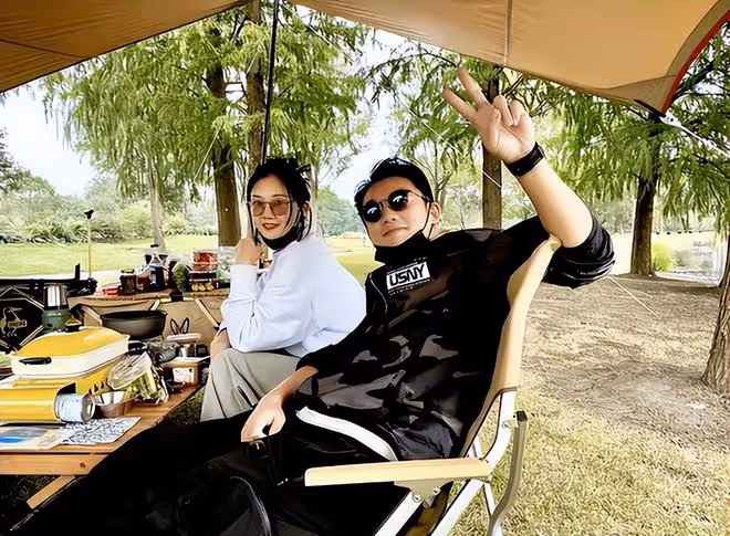 三胎實錘?鄭愷老婆被拍現身月子中心,38度高溫穿長衣長褲不怕熱