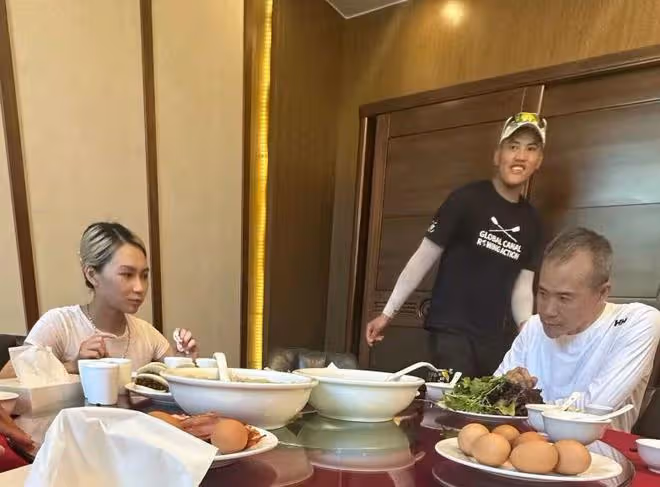 72歲王石與女網紅賽艇,女方眼神滿是崇拜,被誇贊比田朴珺漂亮