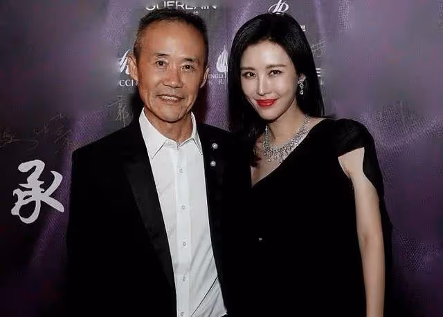 72歲王石與女網紅賽艇，女方眼神滿是崇拜，被誇贊比田朴珺漂亮