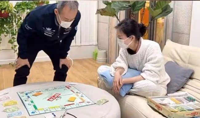 72歲王石與女網紅賽艇，女方眼神滿是崇拜，被誇贊比田朴珺漂亮