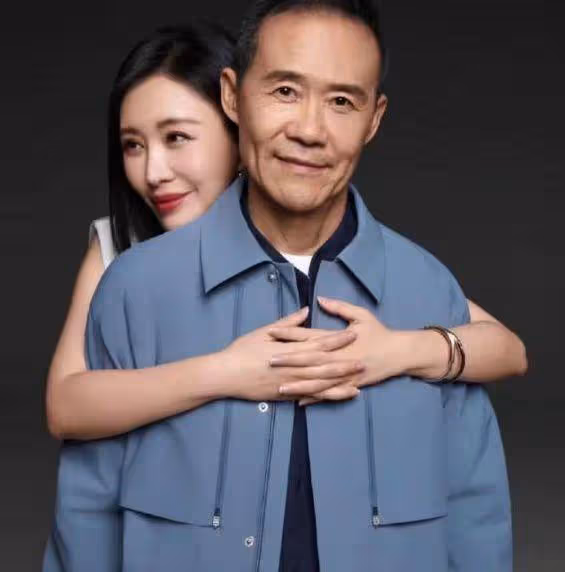 72歲王石與女網紅賽艇，女方眼神滿是崇拜，被誇贊比田朴珺漂亮
