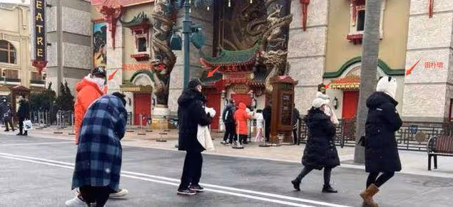 72歲王石與女網紅賽艇，女方眼神滿是崇拜，被誇贊比田朴珺漂亮
